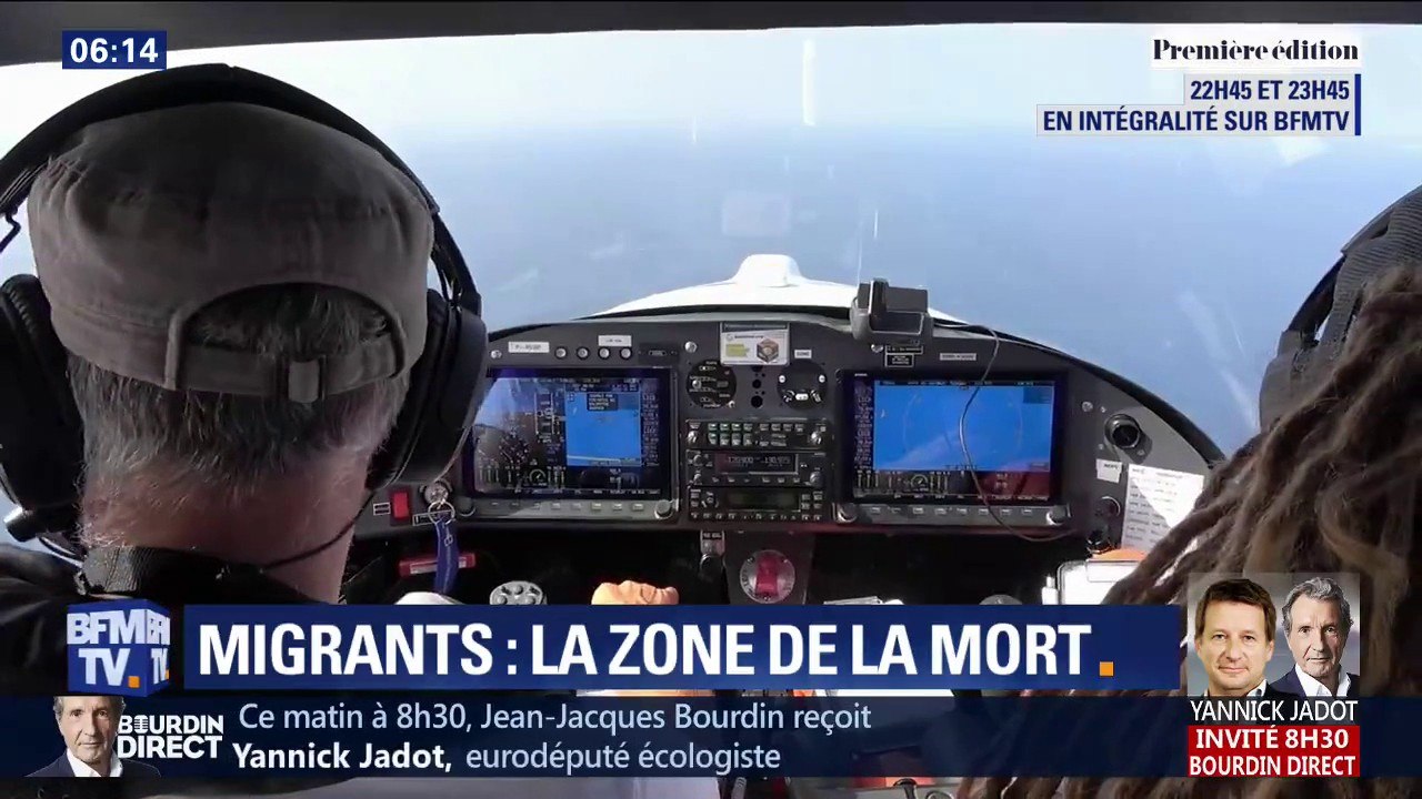À bord de son avion, il est l'un des derniers observateurs à survoler le les côtes libyennes à la recherche des bateaux de migrants