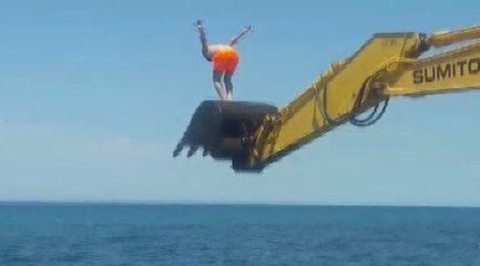 Yok artık: İş makinesiyle deniz keyfi