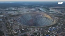 Drone mostra a gigantesca cratera da mina de diamantes Mir