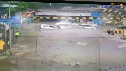 Скачать видео: Mumbai Rains : High Tide Alert जारी, Trains Delay से रुकी मुंबई की रफ्तार | वनइंडिया हिंदी