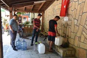 Şifalı olduğuna inanılan sudan almak için kilometrelerce yol geliyorlar