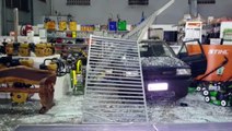 Criminosos usam carro para arrombar porta de vidro de empresa no São Cristóvão