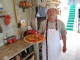 50 yıl İsveç'te çalıştı, emekli olunca köyüne gelip pizzacı dükkanı açtı