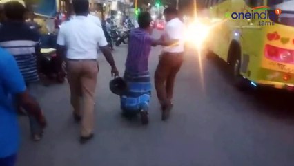 போலீஸ்காரர் இளைஞரை தாக்கும் வீடியோ.. வைரல்