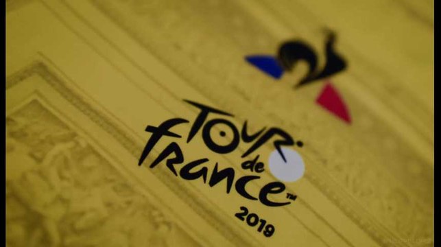 Tour de France : les goodies de la caravane sous le feu des critiques