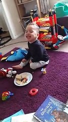 Cet adorable petit enfant se moque de l'accent de son père