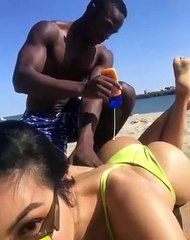 Une instagrammeuse péte quand on la masse sur la plage pour éloigner les mecs