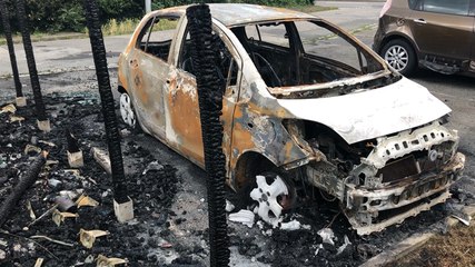 Une voiture détruite après un feu de poubelles