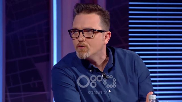 RTV Ora - Deda: Administrata e kërcënuar, nëse nuk votoni ikni nga puna, zbulon sms-të