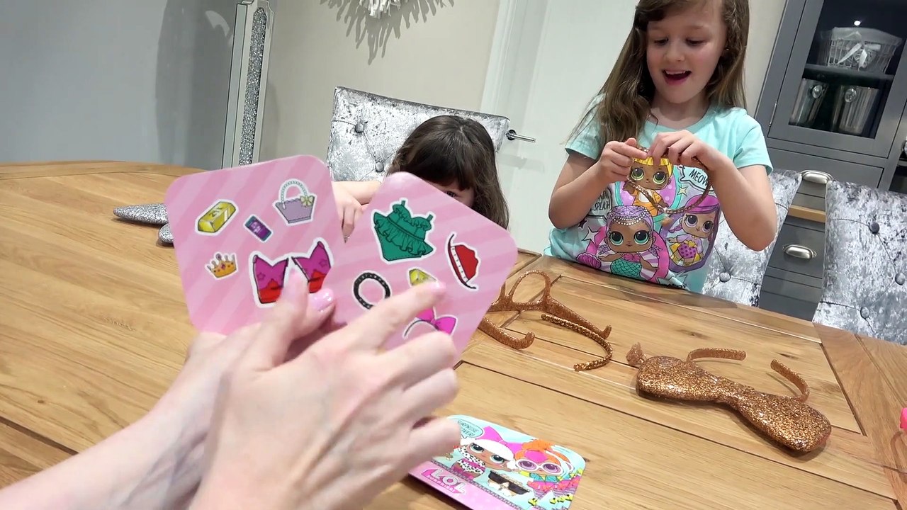 Sophia, Isabella e Alice Brincando com Lol Surprise Makeover Jogo