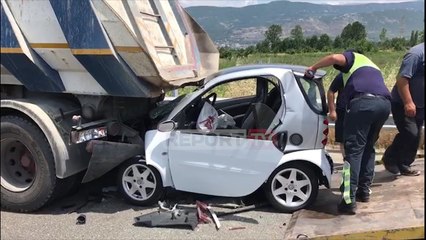 Report TV - Aksident te kryqëzimi në Patok, SMART-i përplaset me një trailer, humb jetën drejtuesja