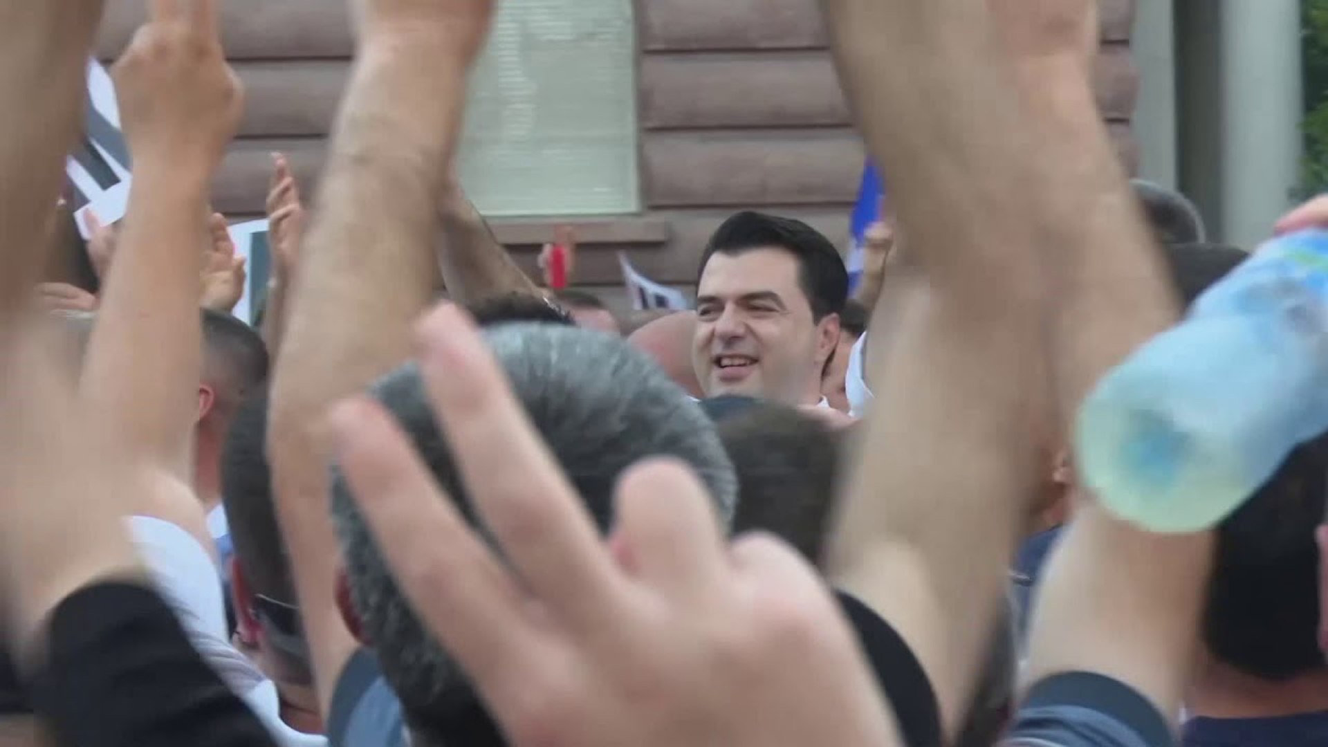 ⁣Се вжештува состојбата во Албанија