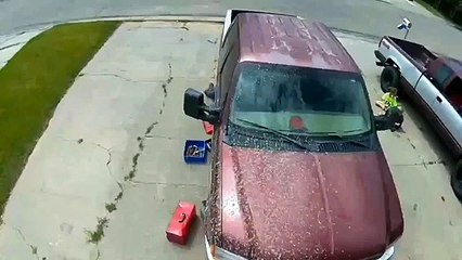 Les freins lâchent pendant que 2 mécaniciens travaillent sur cette voiture !