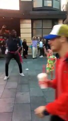 Cette fillette rejoint un danseur de rue dans un duo endiablé !