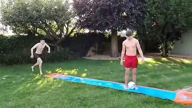 Tacle de foot : il se retrouve la tête à l'envers !