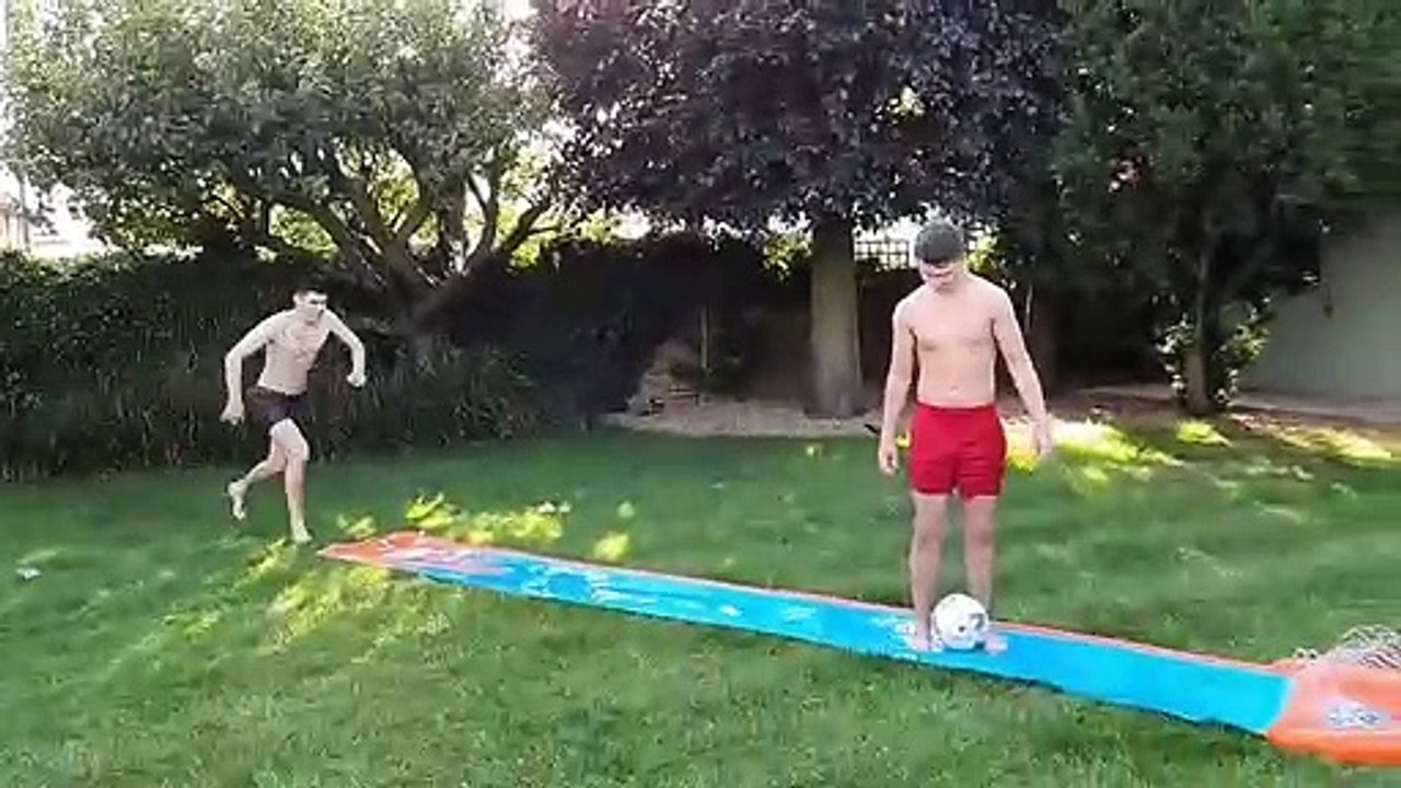 Tacle de foot : il se retrouve la tête à l'envers !