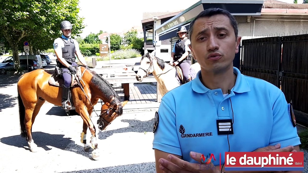 (Vidéo/Inédit) Annecy : les gendarmes à cheval patrouillent au bord du lac