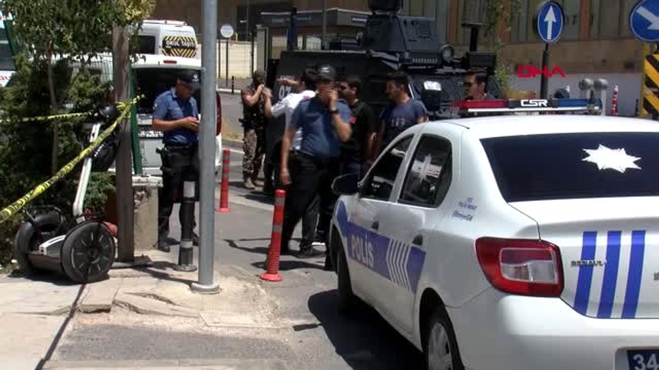 MALTEPE'DE AVM'DE İNTİHAR ETMEK İSTEYEN KİŞİYİ POLİS VAZGEÇİRDİ