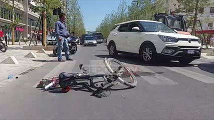 Report TV - Vlorë, po kalonte me biçikletë te vizat e bardha, aksidentohet nga makina