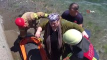 Beşiktaş Meydanı'nda bir kadın denize düştü. İtfaiye ekiplerinin kurtarma çalışması devam ediyor.