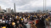 La Policía y los manifestantes se enfrentan en Hong Kong