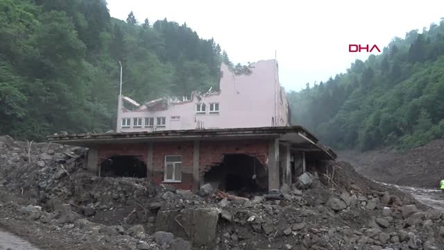 Trabzon Araklı'daki selde hasar gören okul yıkıldı, kayıplar aranıyor-1