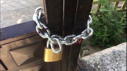 Report TV -Punonjësit  e bashkisë Pogradec mbyllin me zinxhirë 4 qendra votime