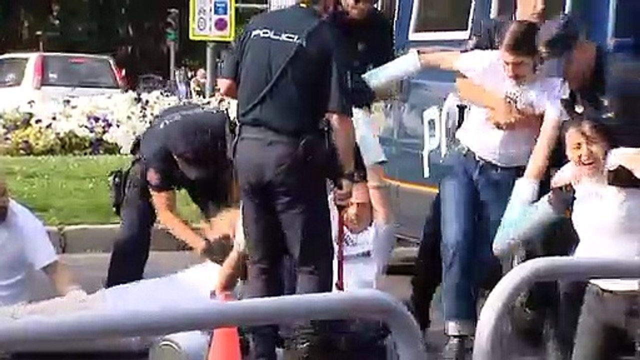 La Policía Nacional desbloquea la calle Alcalá de los piquetes de Greenpeace