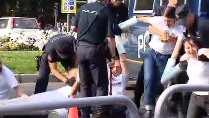 La Policía Nacional desbloquea la calle Alcalá de los piquetes de Greenpeace