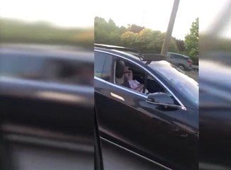 Seyir halindeki sürücünün trafikte uyuduğu anlar kameralara yansıdı