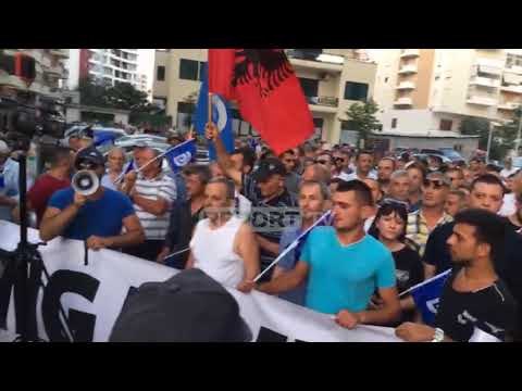 Një grup militantësh të opozitës mblidhen në Vlorë për të protestuar kundër Ramës