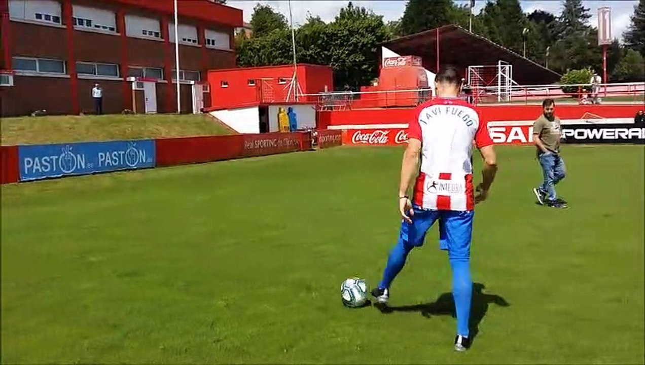 Javi Fuego Salta al Césped de Mareo y Recibe a los Aficionados