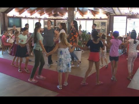 RTV Ora - Nisma “të bëjmë sa më shumë të lumtur” mbledh fëmijët jetimë në Tiranë