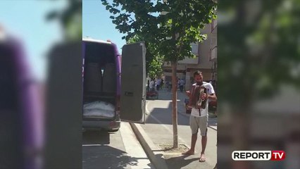 Report TV - Fier, PD: Furgoni i PS shpërndan miell, qytetarët ironi me saze