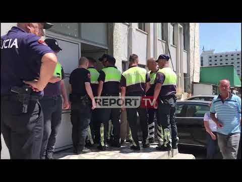 Report TV -Elbasan/ Nis shpërndarja e materialeve zgjedhore nëpër Qendra Votimi