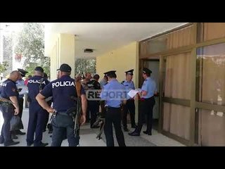 Report TV -KZAZ 54 dhe 55 në Lushnje shpërndajnë fletët e votimit në QV