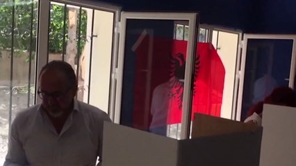 I biri shoqëron Dritan Lelin në votime: Kënaqësi që në fletë ishte dhe emri i babait tim