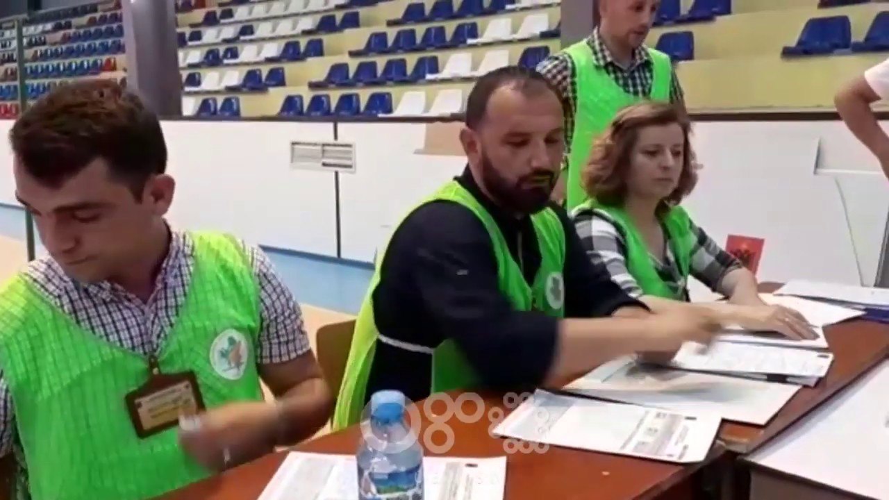 RTV Ora - Hapet me forcë dera e shkollës 9 -vjeçare "Ali Laçej"në  Shkodër