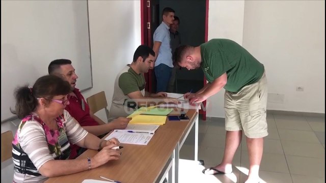 Report TV - Hapen pa probleme qendrat e votimit në Lezhë