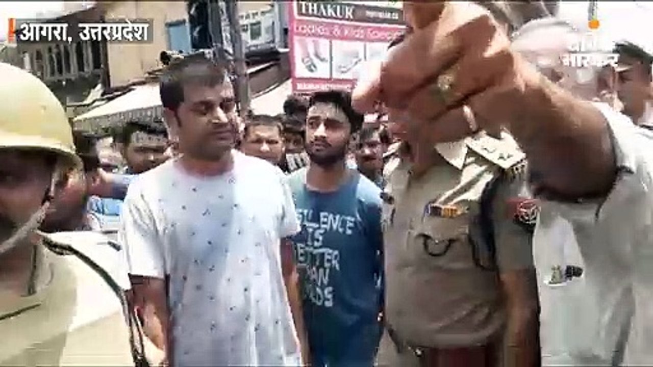 मॉब लिंचिंग के घटना के विरोध में आगरा में बवाल, पुलिस ने लाठीचार्ज कर संभाली स्थिति
