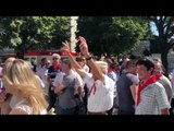 Me shall të kuq, valle dhe këngë për Enverin- Ja si protestohet në Korçë