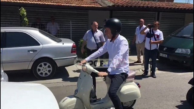 Report TV - Kandidati Valdrin Pjetri i bashkohet traditës së Shkodrës, shkon me Vespa për të votuar