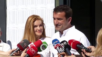 RTV Ora - Veliaj voton i shoqëruar nga bashkëshortja: Këto zgjedhje janë për qytetin tonë