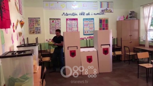 RTV Ora - Ish-kryebashkiaku i Kavajës, Elvis Roshi i drejtohet kutisë së votimit