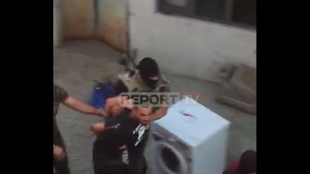 Report TV - Pengoi hapjen e qendravë të votimit, pranga të riut në Shkodër