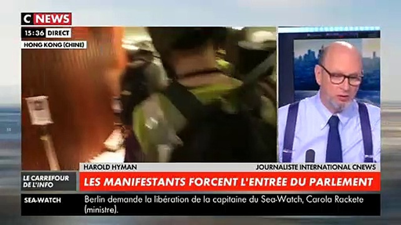 Hong Kong - Des manifestants hostiles au gouvernement pro-Pékin sont entrés de force cet après-midi dans le siège du Parlement en brisant des baies vitrées