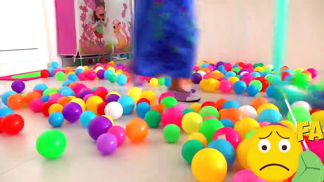 Alice and Mommy Pretend Princesses Frozen Anna & Play with Color Balloons