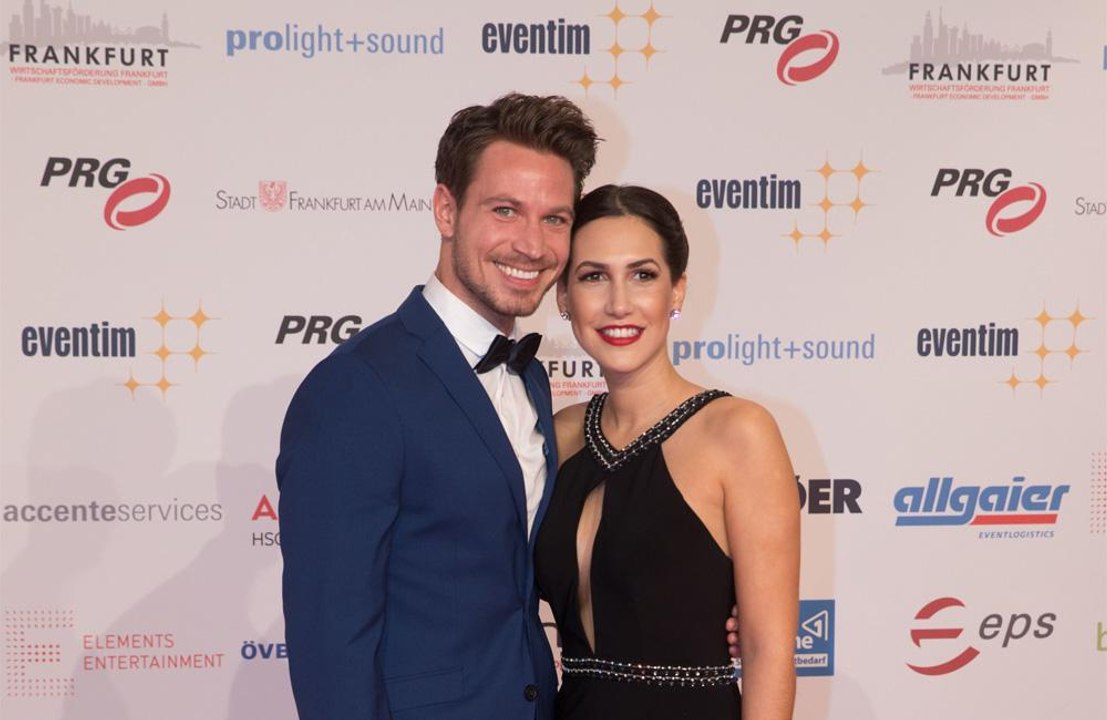 Sebastian Pannek und Angelina Heger machen ihre Liebe öffentlich