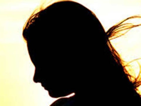 நல்ல போதை.. மயங்கி விழுந்த பெண், வக்கிர வாலிபருக்கு தர்ம அடி
