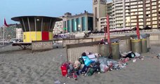 Des habitants d'une ville belge découvrent la plage jonchée de déchets, laissés par les touristes